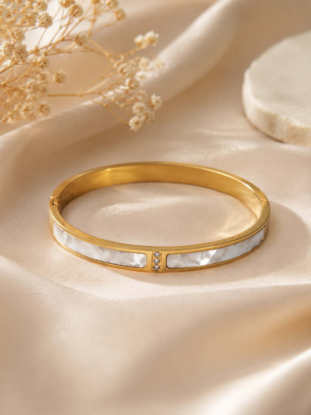 Bracelet Élégance Nacrée – Acier inoxydable doré